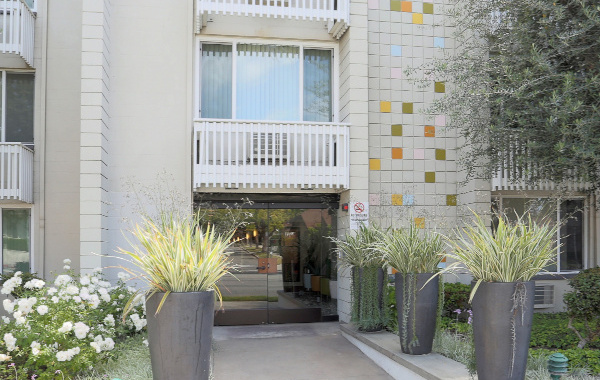 la villa lake apartment complex front lobby entrance